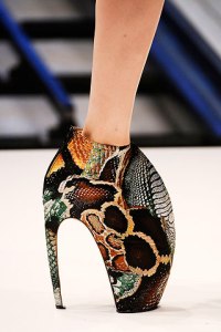 alexander-mcqueen-ss2010-green-detail-2